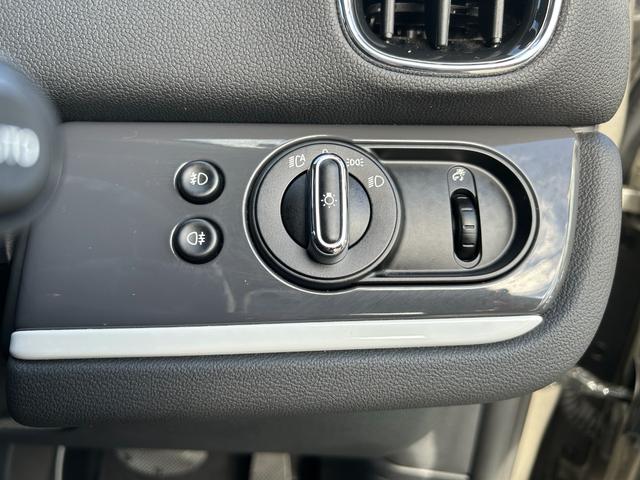 ＭＩＮＩ クーパーＳＤ　クロスオーバー　オール４　ワンオーナー　純正ナビ　バックカメラ　前席シートヒーター　アクティブクルーズコントロール　純正前後ドラレコ　純正１８ｉｎＡＷ　ルーフレール　電動リアゲート　フォグランプ　ＥＴＣ（9枚目）