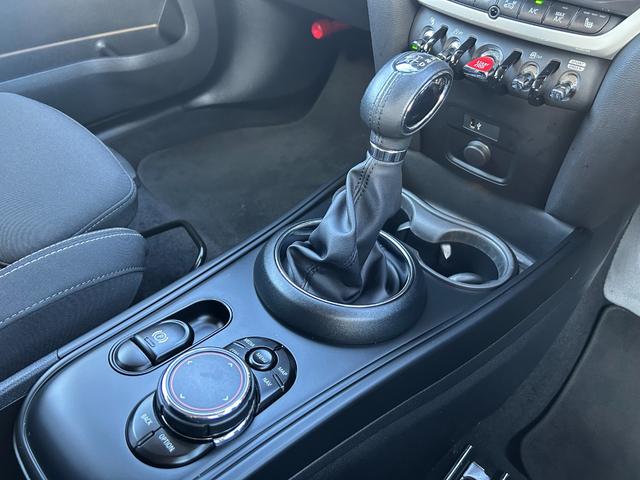 ＭＩＮＩ クーパーＳＤ　クロスオーバー　オール４　ワンオーナー　純正ナビ　バックカメラ　前席シートヒーター　アクティブクルーズコントロール　純正前後ドラレコ　純正１８ｉｎＡＷ　ルーフレール　電動リアゲート　フォグランプ　ＥＴＣ（14枚目）