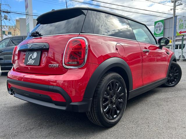 ＭＩＮＩ クーパー　クラシック・トリム　プレミアムプラスライン　ワンオーナー　ストリートスタイル　センターモニター　カープレイ　バックカメラ　ブラックレザーシート　前席シートヒーター　クルコン　ＥＴＣ　純正１６ｉｎブラックＡＷ（3枚目）