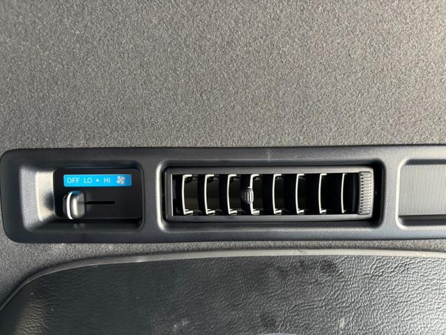 ハイエースバン スーパーＧＬ　ダークプライムＩＩ　２．０Ｇ　ワンオーナー　ＡＬＰＩＮＥ１１インチナビ　ＡＬＰＩＮＥフリップダウンモニター　両側パワースライドドア　インナーブラックＬＥＤヘッド　サイドカメラ　バットフェイスボンネット　ＫＢレーシングＡＷ（70枚目）