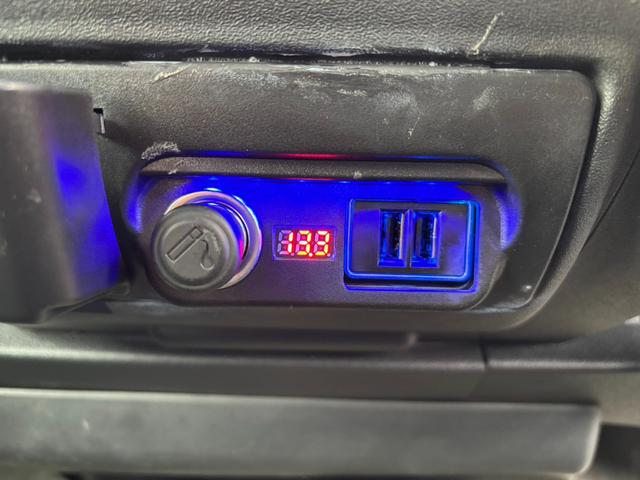 ハイエースバン スーパーGL ダークプライム 3.0D ワンオーナー 10インチフローティングナビ ヒッチメンバー LEDヘッドライト LEDフォグ 追加スピーカー アンプ ミラー型バックカメラ バットフェイスボンネット キーフリー/Pスタート(61枚目)