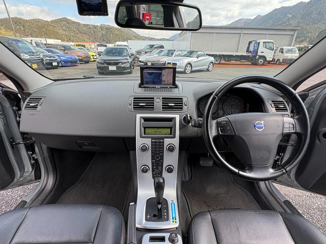 Ｖ５０ ２．０クラシック　ユーザー買取車両　サンルーフ　ブラックレザーシート　パワーシート　シートヒーター　ステーションワゴン　ＥＴＣ付き　右ハンドル　革巻きステアリング（28枚目）