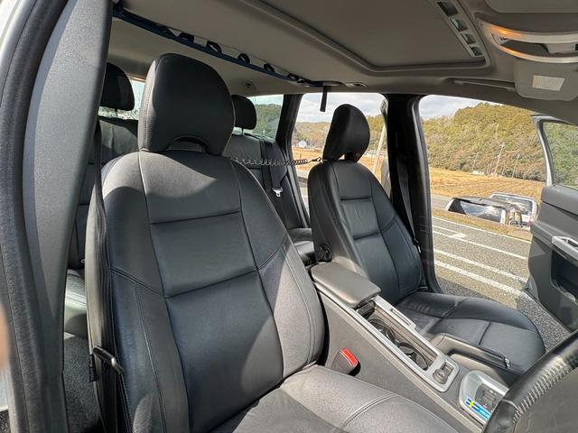 Ｖ５０ ２．０クラシック　ユーザー買取車両　サンルーフ　ブラックレザーシート　パワーシート　シートヒーター　ステーションワゴン　ＥＴＣ付き　右ハンドル　革巻きステアリング（29枚目）