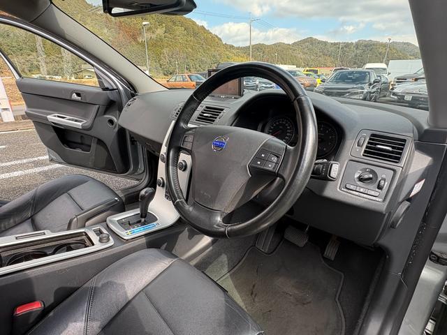 Ｖ５０ ２．０クラシック　ユーザー買取車両　サンルーフ　ブラックレザーシート　パワーシート　シートヒーター　ステーションワゴン　ＥＴＣ付き　右ハンドル　革巻きステアリング（44枚目）