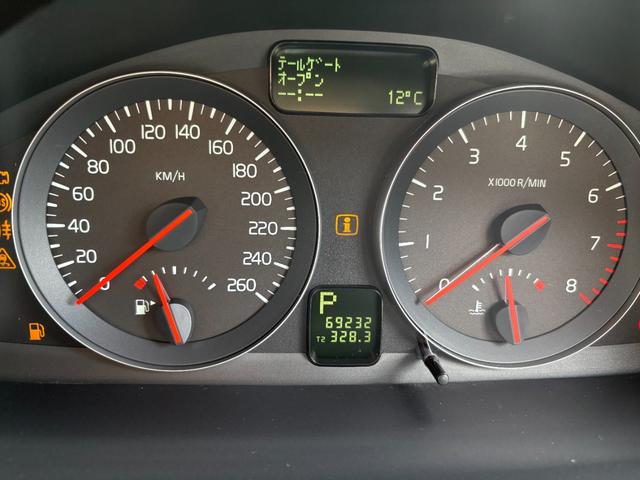 Ｖ５０ ２．０クラシック　ユーザー買取車両　サンルーフ　ブラックレザーシート　パワーシート　シートヒーター　ステーションワゴン　ＥＴＣ付き　右ハンドル　革巻きステアリング（62枚目）