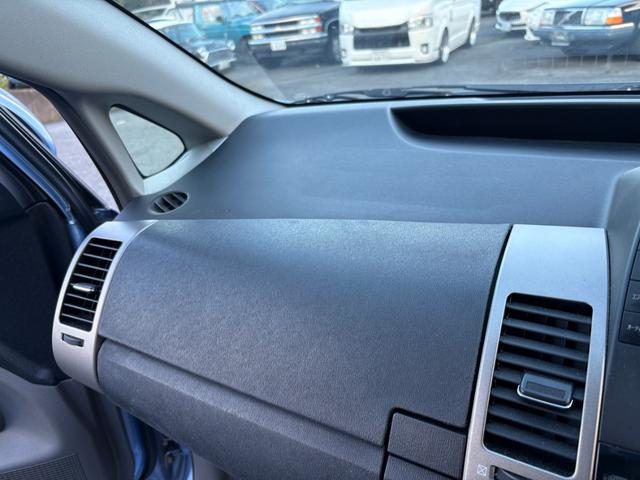 プリウス Ｓ　１０ｔｈアニバーサリーエディション　社外１５インチアルミ装着・純正ナビ・バックモニター・ＥＴＣ・ステアリングスイッチ・クルーズコントロール・ヘッドライト塗装（53枚目）