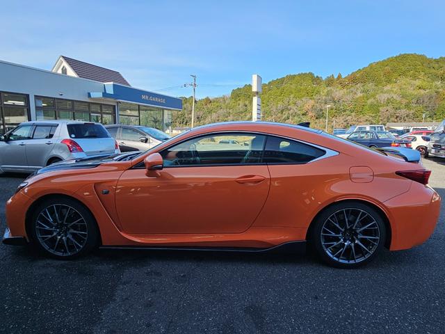 ＲＣ Ｆ カーボンエクステリアパッケージ　カーボンエクステリアパッケージ　マークレビンソンプレミアムサウンドシステム　ＴＶＤ　ＥＴＣ　純正メーカーナビ　クルーズコントロールカーボンリアディフューザー　セミアニリン革シート　ブラインドスポット（6枚目）