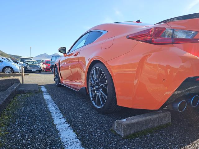 ＲＣ Ｆ カーボンエクステリアパッケージ　カーボンエクステリアパッケージ　マークレビンソンプレミアムサウンドシステム　ＴＶＤ　ＥＴＣ　純正メーカーナビ　クルーズコントロールカーボンリアディフューザー　セミアニリン革シート　ブラインドスポット（11枚目）