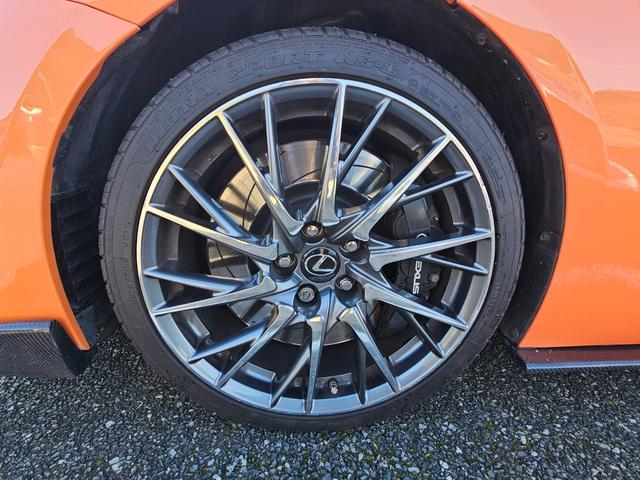 ＲＣ Ｆ カーボンエクステリアパッケージ　カーボンエクステリアパッケージ　マークレビンソンプレミアムサウンドシステム　ＴＶＤ　ＥＴＣ　純正メーカーナビ　クルーズコントロールカーボンリアディフューザー　セミアニリン革シート　ブラインドスポット（24枚目）