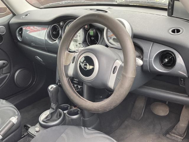 ＭＩＮＩ クーパー　アルミホイール　ＣＶＴ　盗難防止システム　ＡＢＳ　エアコン　パワーステアリング　パワーウィンドウ（2枚目）