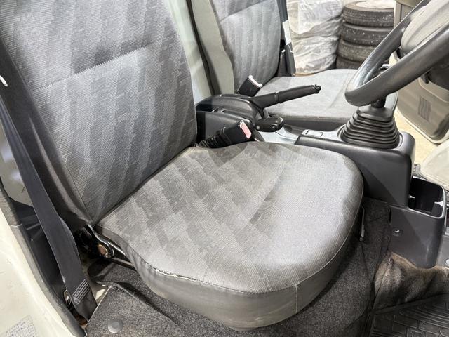 キャリイトラック ＫＣエアコン・パワステ　５速ＭＴ　４ＷＤ　三方開　エアコン　パワーステアリング　ヘッドライトレベライザー　保証付き　室内清掃済み（25枚目）