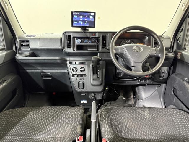 ハイゼットカーゴ クルーズＳＡＩＩＩ　ハイルーフ　ＥＴＣ　コーナーセンサー　ナビＴＶ　衝突被害軽減Ｂ　ＥＳＣ　オートハイビーム　アイドリングＳ　電格ミラー　キーレス　レベライザー　エアコン　パワステ　パワーウィンドウ　ＡＢＳ　Ｗエアバッグ（7枚目）