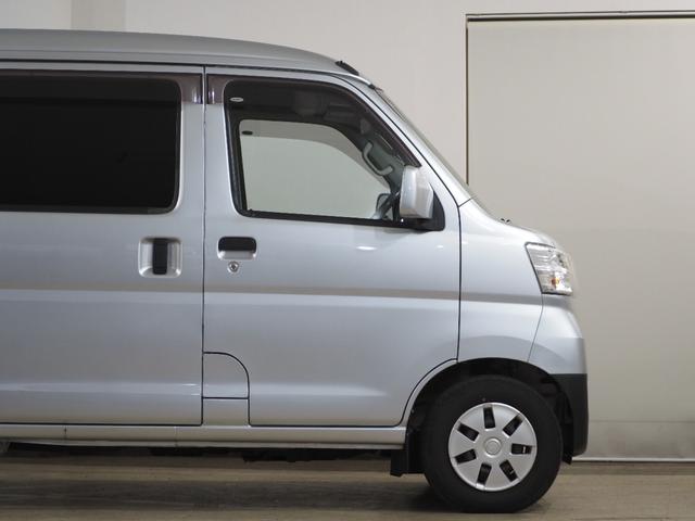 ハイゼットカーゴ クルーズＳＡＩＩＩ　ハイルーフ　ＥＴＣ　コーナーセンサー　ナビＴＶ　衝突被害軽減Ｂ　ＥＳＣ　オートハイビーム　アイドリングＳ　電格ミラー　キーレス　レベライザー　エアコン　パワステ　パワーウィンドウ　ＡＢＳ　Ｗエアバッグ（13枚目）