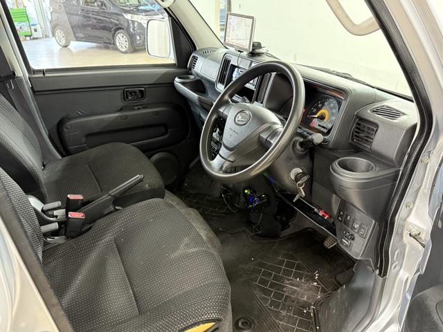 ハイゼットカーゴ クルーズＳＡＩＩＩ　ハイルーフ　ＥＴＣ　コーナーセンサー　ナビＴＶ　衝突被害軽減Ｂ　ＥＳＣ　オートハイビーム　アイドリングＳ　電格ミラー　キーレス　レベライザー　エアコン　パワステ　パワーウィンドウ　ＡＢＳ　Ｗエアバッグ（21枚目）