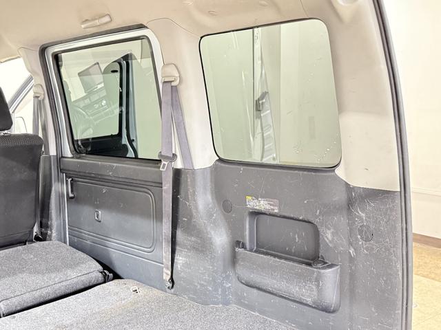 ハイゼットカーゴ クルーズＳＡＩＩＩ　ハイルーフ　ＥＴＣ　コーナーセンサー　ナビＴＶ　衝突被害軽減Ｂ　ＥＳＣ　オートハイビーム　アイドリングＳ　電格ミラー　キーレス　レベライザー　エアコン　パワステ　パワーウィンドウ　ＡＢＳ　Ｗエアバッグ（34枚目）