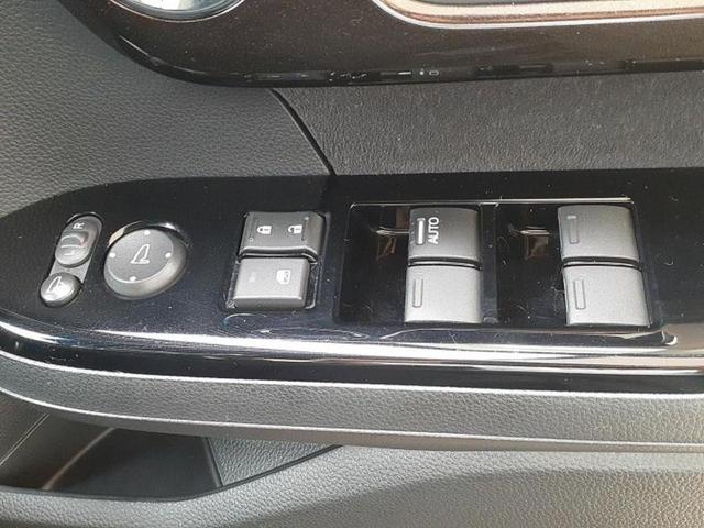 N-BOXカスタム G・Lホンダセンシング 新品タイヤ/純正 SDナビ/電動スライドドア/ヘッドランプ LED/ETC/EBD付ABS/横滑り防止装置/アイドリングストップ/フルセグTV/エアバッグ 運転席/エアバッグ 助手席 片側電動スライド(29枚目)