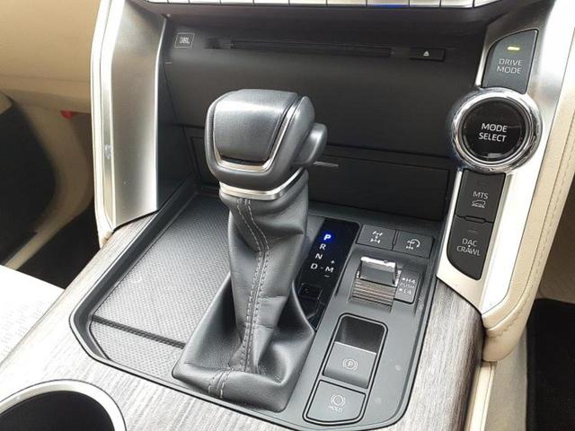 ランドクルーザー ４ＷＤ　ＺＸ　サンルーフ／エアロ／ＪＢＬ／保証書／純正　ＳＤナビ／フリップダウンモニター／衝突安全装置／シートヒーター／全方位モニター／車線逸脱防止支援システム／シート　フルレザー／電動バックドア　革シート　４ＷＤ（18枚目）
