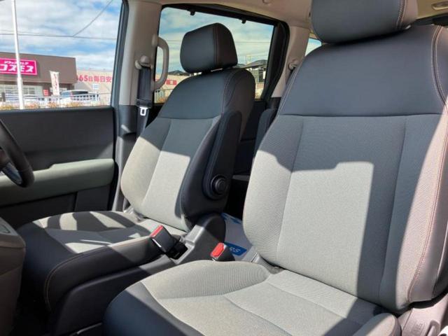 フリード eHEVクロスター 両側電動スライドドア/シートヒーター/車線逸脱防止支援システム/ヘッドランプ LED/EBD付ABS/横滑り防止装置/アイドリングストップ/クルーズコントロール/ルーフレール/エアバッグ 運転席(7枚目)