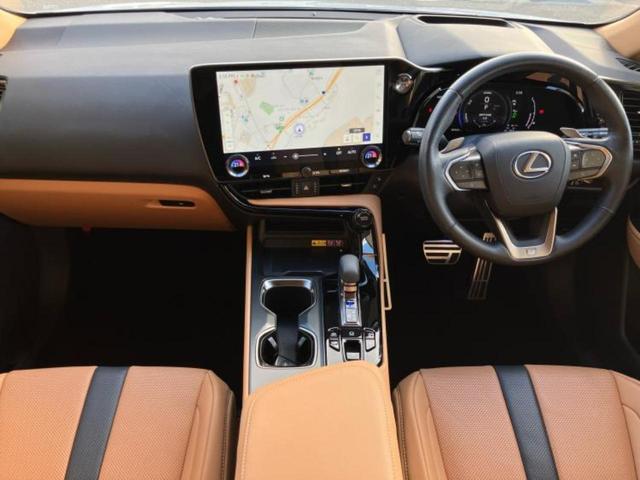 NX 4WD NX450hプラスFスポーツ パノラマルーフ/保証書/ディスプレイオーディオ+ナビ14インチ/デジタルインナーミラー/衝突安全装置/シートヒーター/パノラミックビューモニター/車線逸脱防止支援システム/シート フルレザー 革シート(6枚目)