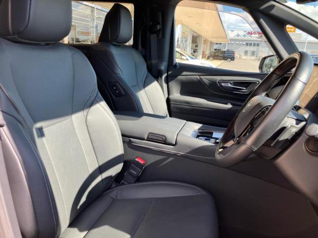 アルファードハイブリッド ハイブリッドZ 新品タイヤ/サンルーフ/保証書/純正 SDナビ/フリップダウンモニター/デジタルインナーミラー/衝突安全装置/両側電動スライドドア/シートヒーター/全方位モニター/車線逸脱防止支援システム 革シート(4枚目)