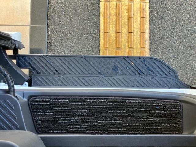 アルファードハイブリッド ハイブリッドZ 新品タイヤ/サンルーフ/保証書/純正 SDナビ/フリップダウンモニター/デジタルインナーミラー/衝突安全装置/両側電動スライドドア/シートヒーター/全方位モニター/車線逸脱防止支援システム 革シート(56枚目)