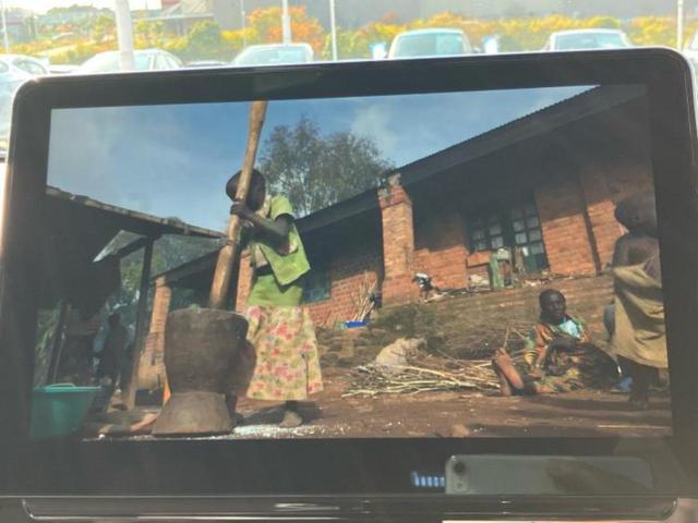 シエンタ Z ディスプレイオーディオ+ナビ10.5インチ/トヨタセーフティセンス/両側電動スライドドア/シートヒーター 前席/パノラミックビューモニター/車線逸脱防止支援システム/ドライブレコーダー 前後 ドラレコ(12枚目)