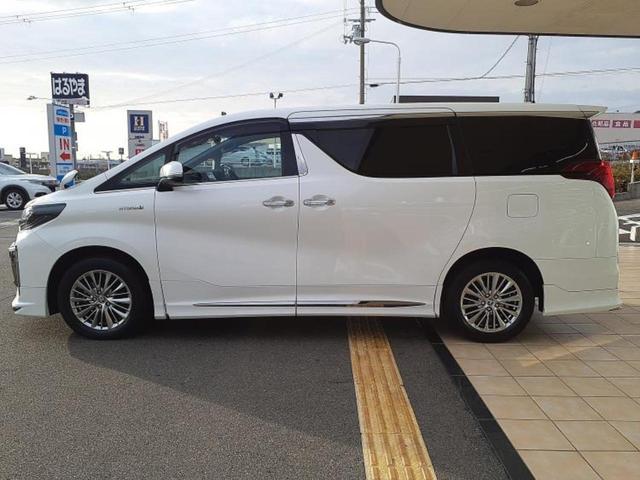 アルファードハイブリッド ４ＷＤハイブリッドＳタイプゴールド　新品タイヤ／純正エアロ／ディスプレイオーディオ＋ナビ９インチ／フリップダウンモニター　純正　１２．８インチ／デジタルインナーミラー／衝突安全装置／両側電動スライドドア　衝突被害軽減システム　フルエアロ（2枚目）