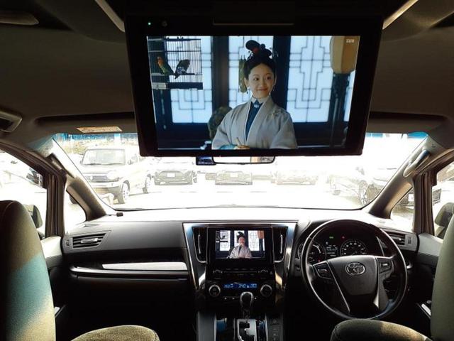 アルファードハイブリッド ４ＷＤハイブリッドＳタイプゴールド　新品タイヤ／純正エアロ／ディスプレイオーディオ＋ナビ９インチ／フリップダウンモニター　純正　１２．８インチ／デジタルインナーミラー／衝突安全装置／両側電動スライドドア　衝突被害軽減システム　フルエアロ（9枚目）