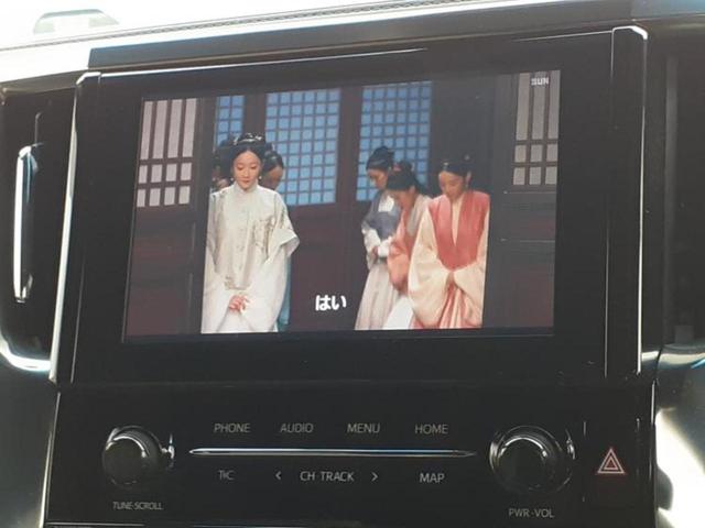 アルファードハイブリッド ４ＷＤハイブリッドＳタイプゴールド　新品タイヤ／純正エアロ／ディスプレイオーディオ＋ナビ９インチ／フリップダウンモニター　純正　１２．８インチ／デジタルインナーミラー／衝突安全装置／両側電動スライドドア　衝突被害軽減システム　フルエアロ（13枚目）