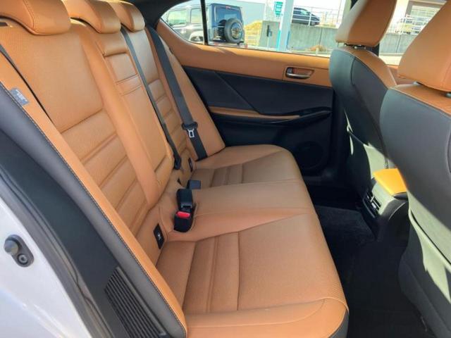 IS IS300hバージョンL 新品タイヤ/保証書/純正 10.3インチ メモリーナビ/プリクラッシュセーフティ/エアーシート 前席/パノラミックビューモニター/車線逸脱防止支援システム/シート フルレザー/ドライブレコーダー 社外(5枚目)