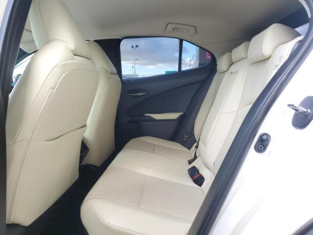 ＵＸ ＵＸ２５０ｈバージョンＬ　新品タイヤ／保証書／純正　１０．３インチ　メモリーナビ／プリクラッシュセーフティ／エアーシート　前席／パノラミックビューモニター／車線逸脱防止支援システム／シート　フルレザー／電動バックドア　革シート（8枚目）