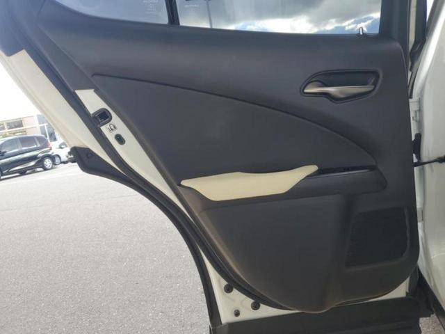 ＵＸ ＵＸ２５０ｈバージョンＬ　新品タイヤ／保証書／純正　１０．３インチ　メモリーナビ／プリクラッシュセーフティ／エアーシート　前席／パノラミックビューモニター／車線逸脱防止支援システム／シート　フルレザー／電動バックドア　革シート（23枚目）