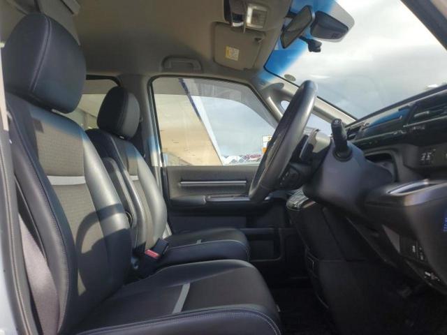 ステップワゴンスパーダ スパーダクールスピリット・ホンダセンシング　新品タイヤ／保証書／純正　１０インチ　ＳＤナビ／フリップダウンモニター　純正　１１．６インチ／ホンダセンシング／両側電動スライドドア／シートヒーター　前席／マルチビューカメラシステム　後席モニター（4枚目）