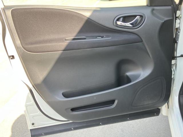 セレナ ハイウェイスターＨＶ　Ｖセレクション　新品タイヤ／保証書／純正　ＳＤナビ／フリップダウンモニター　社外　１０．２インチ／両側電動スライドドア／ヘッドランプ　ＨＩＤ／ＥＴＣ／ＥＢＤ付ＡＢＳ／横滑り防止装置／アイドリングストップ　後席モニター（24枚目）