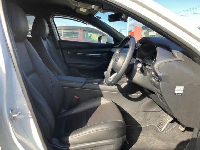 MAZDA3ファストバック X Lパッケージ 保証書/純正 SDナビ/シート フルレザー/ヘッドランプ LED/ETC/フルセグTV/アルミホイール 純正 18インチ/キーレスエントリー/オートエアコン/ワンオーナー/取扱説明書 革シート(4枚目)