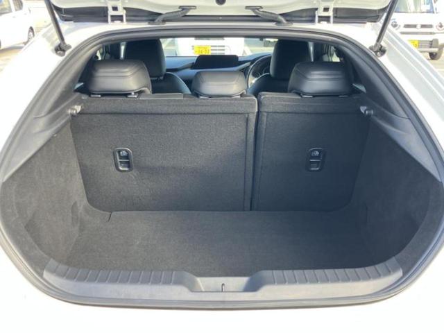 MAZDA3ファストバック X Lパッケージ 保証書/純正 SDナビ/シート フルレザー/ヘッドランプ LED/ETC/フルセグTV/アルミホイール 純正 18インチ/キーレスエントリー/オートエアコン/ワンオーナー/取扱説明書 革シート(19枚目)