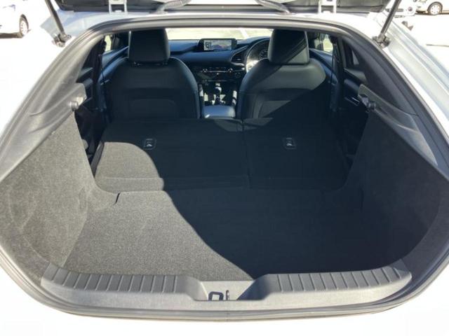 MAZDA3ファストバック X Lパッケージ 保証書/純正 SDナビ/シート フルレザー/ヘッドランプ LED/ETC/フルセグTV/アルミホイール 純正 18インチ/キーレスエントリー/オートエアコン/ワンオーナー/取扱説明書 革シート(20枚目)