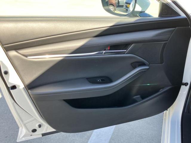 MAZDA3ファストバック X Lパッケージ 保証書/純正 SDナビ/シート フルレザー/ヘッドランプ LED/ETC/フルセグTV/アルミホイール 純正 18インチ/キーレスエントリー/オートエアコン/ワンオーナー/取扱説明書 革シート(23枚目)