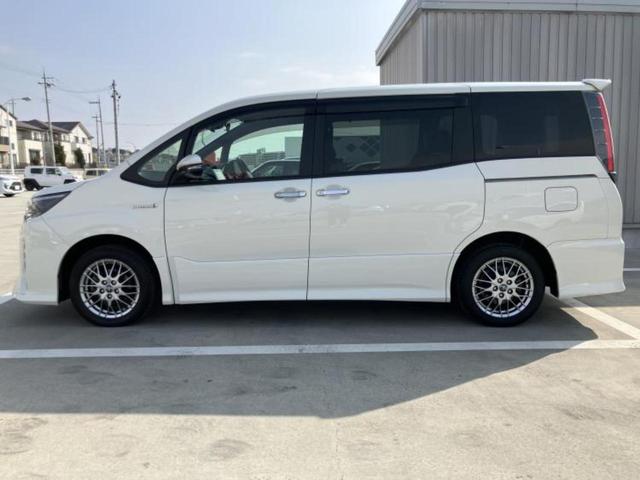 ノア ハイブリッドSiダブルバイビー 新品タイヤ/保証書/純正 10インチ SDナビ/衝突安全装置/両側電動スライドドア/シートヒーター 前席/車線逸脱防止支援システム/シート ハーフレザー/ドライブレコーダー 前後 衝突被害軽減システム(2枚目)