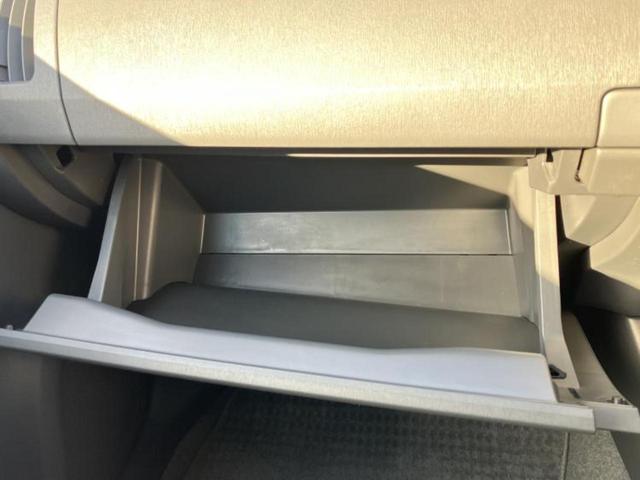 プリウス Ｓ　保証書／社外　ＳＤナビ／ＥＴＣ／ＥＢＤ付ＡＢＳ／横滑り防止装置／アイドリングストップ／フルセグＴＶ／エアバッグ　運転席／エアバッグ　助手席／エアバッグ　サイド／アルミホイール　純正　１５インチ（41枚目）