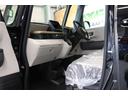 【インパネシフト】シフトノブはインパネに配置されているので、運転席⇔助手席の移動が簡単。視界広々で非常に運転しやすくロングドライブでも疲れを感じさせないすっきりとまとまったインパネ周りです。