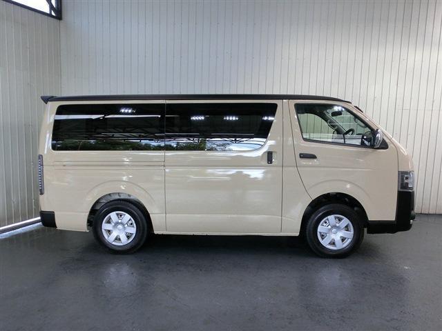 レジアスエースバン ＤＸ　４ＷＤ　ストラーダＳＤナビ　フルセグ　ＤＶＤ再生　Ｂｌｕｅｔｏｏｔｈ　ＥＴＣ　キーレス　ブラックレザー調シートカバー　社外ボンネット＆インナーブラックヘッドライト＆ＬＥＤフォグ＆テールランプ＆ルーフスポイラー（8枚目）