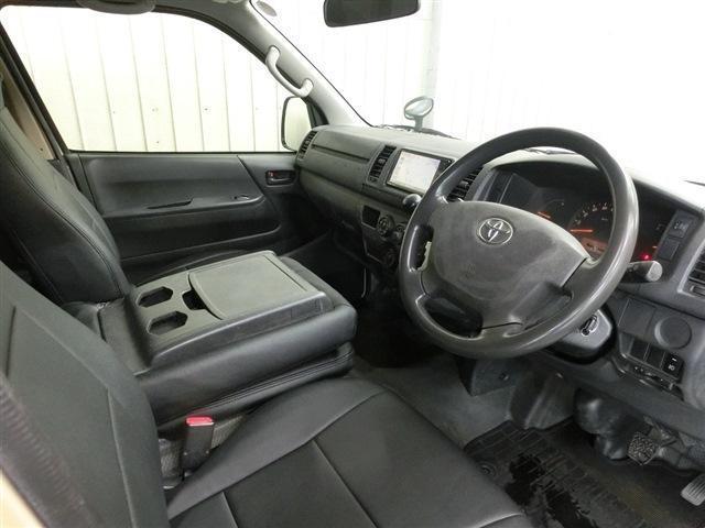 レジアスエースバン ＤＸ　４ＷＤ　ストラーダＳＤナビ　フルセグ　ＤＶＤ再生　Ｂｌｕｅｔｏｏｔｈ　ＥＴＣ　キーレス　ブラックレザー調シートカバー　社外ボンネット＆インナーブラックヘッドライト＆ＬＥＤフォグ＆テールランプ＆ルーフスポイラー（12枚目）