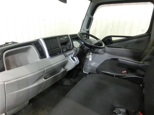 キャンター 平ボディ　ＰＧ　２ｔ積　純正ＡＭ／ＦＭオーディオ・ＡＵＸ・ＥＴＣ・キーレス・フォグランプ・エアバック・ＡＢＳ・ＥＣＯモード・坂道発進補助装置・荷台寸法３０５Ｘ１６０Ｘ３８・車輛総重量４７７５ｋｇ・極東アーム式８００ｋｇＰＧ（10枚目）