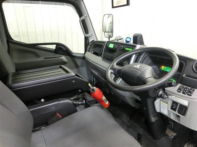 キャンター 冷蔵冷凍車　４ＷＤ　純正オーディオ・Ｂｌｕｅｔｏｏｔｈ・Ｂカメラ・衝突被害軽減Ｂ・車線逸脱警報・ＡＳＲ・坂道発進補助装置・ＬＥＤヘッド・荷台寸法３２７Ｘ１６６Ｘ１７０・車輛総重量４９５０ｋｇ・三菱ＴＤＪＳ４０ＤＡ（12枚目）