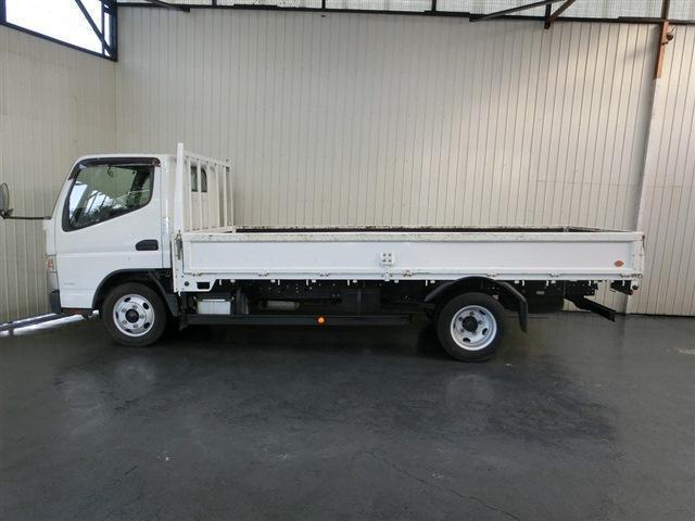 キャンター 平ボディ　２ｔ積　純正ＡＭ／ＦＭオーディオ・ＡＵＸ・ＥＴＣ・キーレスエントリー・衝突被害軽減ブレーキ・車線逸脱警報・ヘッドライトレベライザー・エアバック・ＡＢＳ・荷台寸法４３５×１７９×３８・車輛総重量４７３５ｋｇ（9枚目）
