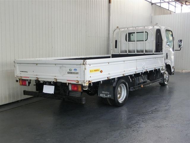 エルフトラック 平ボディ　２ｔ積　純正ＡＭ／ＦＭラジオ・ＥＴＣ・キーレス・左電格ミラー・ＡＳＲ・坂道発進補助装置・ＥＣＯＮＯモード・ヘッドライトレベライザー・ミラーヒーター・荷台寸法４３５×２０６×３８・車輛総重量４８９５ｋｇ（3枚目）