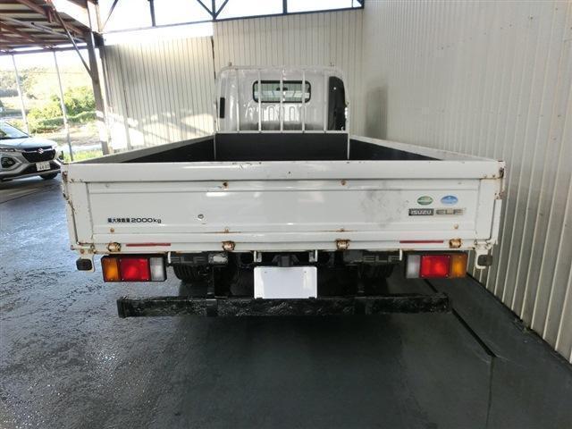 エルフトラック 平ボディ　２ｔ積　純正ＡＭ／ＦＭラジオ・ＥＴＣ・キーレス・左電格ミラー・ＡＳＲ・坂道発進補助装置・ＥＣＯＮＯモード・ヘッドライトレベライザー・ミラーヒーター・荷台寸法４３５×２０６×３８・車輛総重量４８９５ｋｇ（6枚目）