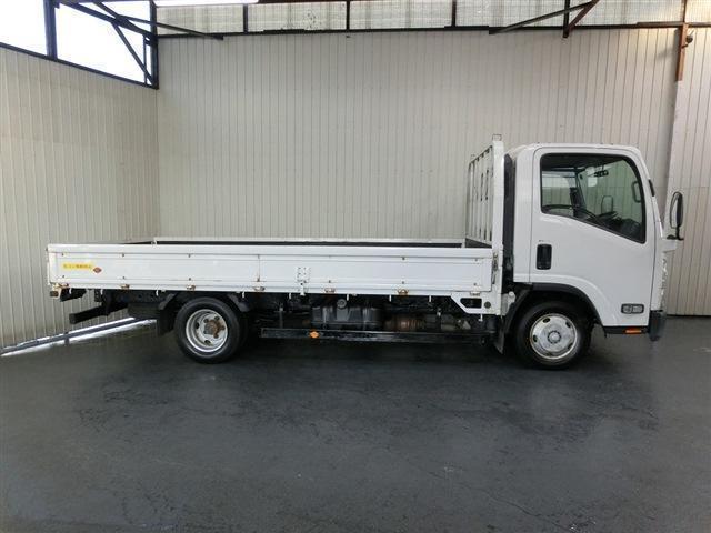 エルフトラック 平ボディ　２ｔ積　純正ＡＭ／ＦＭラジオ・ＥＴＣ・キーレス・左電格ミラー・ＡＳＲ・坂道発進補助装置・ＥＣＯＮＯモード・ヘッドライトレベライザー・ミラーヒーター・荷台寸法４３５×２０６×３８・車輛総重量４８９５ｋｇ（8枚目）