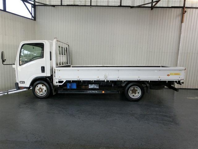 エルフトラック 平ボディ　２ｔ積　純正ＡＭ／ＦＭラジオ・ＥＴＣ・キーレス・左電格ミラー・ＡＳＲ・坂道発進補助装置・ＥＣＯＮＯモード・ヘッドライトレベライザー・ミラーヒーター・荷台寸法４３５×２０６×３８・車輛総重量４８９５ｋｇ（9枚目）